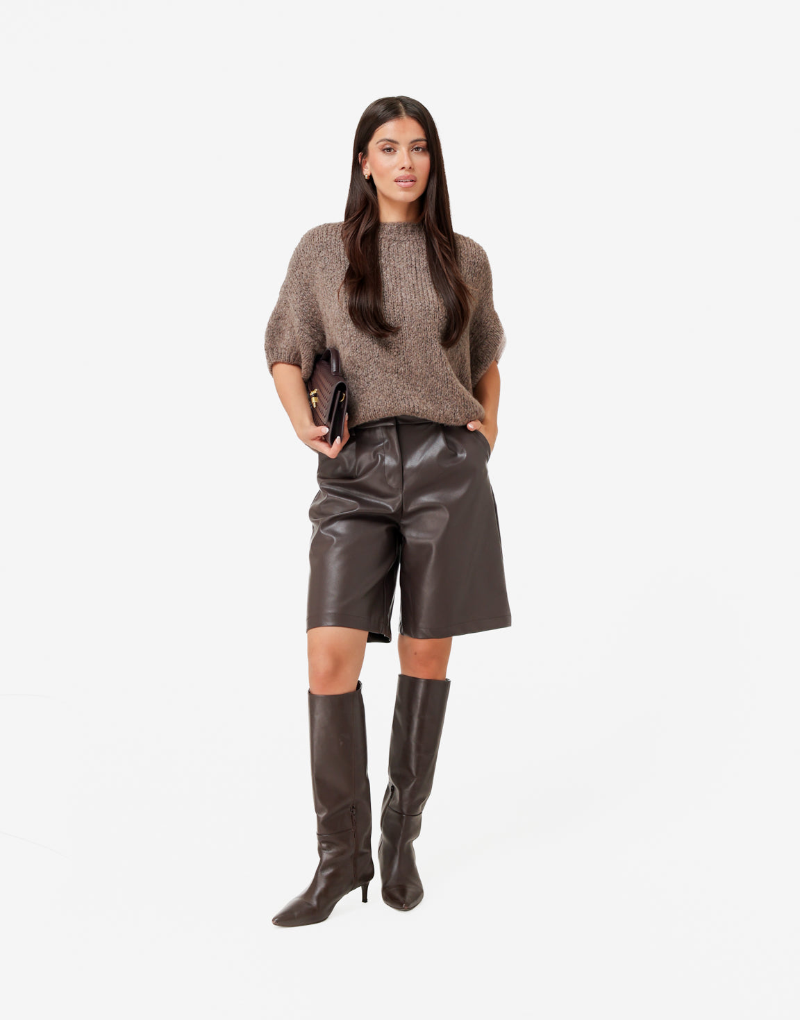 KLEDING-TAUPE-GEBREIDE-3_4-MOUWEN-TRUI-DONKERBRUINE-PU-BERMUDA-SHORT