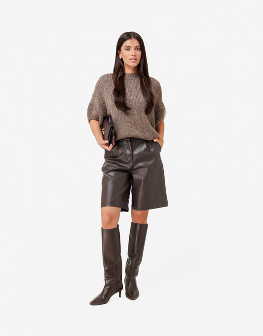 KLEDING-TAUPE-GEBREIDE-3_4-MOUWEN-TRUI-DONKERBRUINE-PU-BERMUDA-SHORT