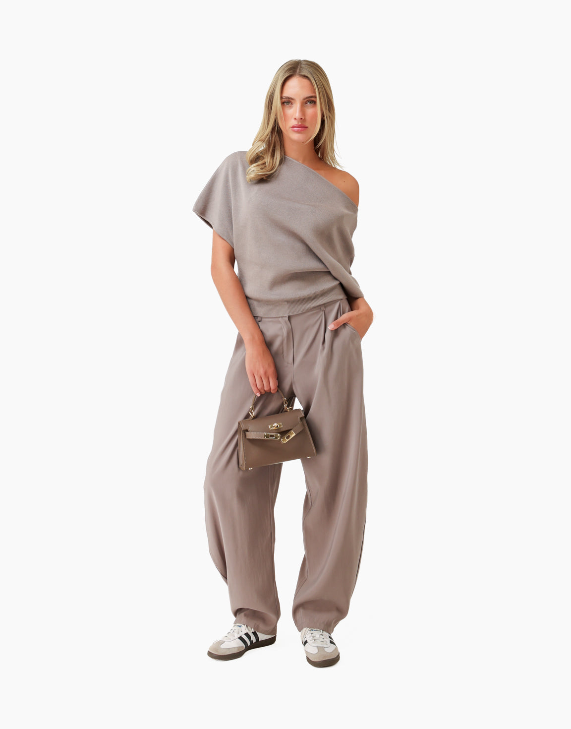 KLEDING-TAUPE-GEBREIDE-OFF-SHOULDER-TRUI-TAUPE-LUCHTIGE-BALLON-PANTALON-01