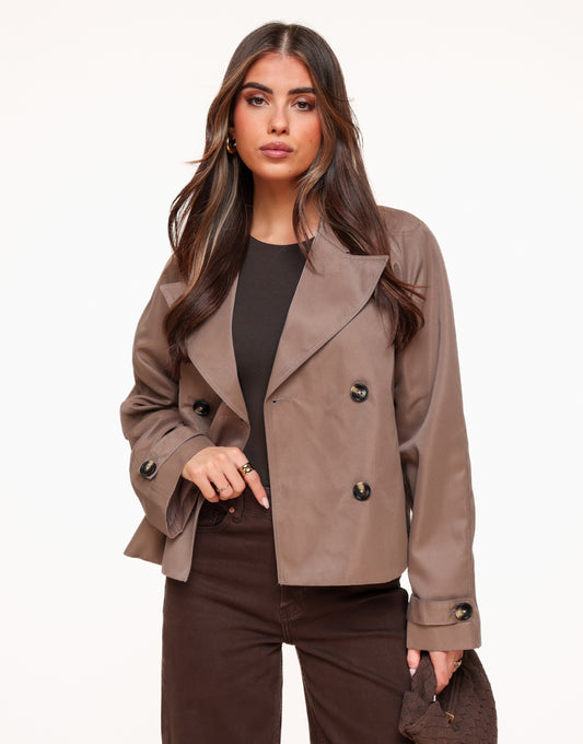 KLEDING-TAUPE-KORTE-TRENCH-JAS-DONKERBRUINE-BASIC-TOP-BRUINE-DENIM-OMGESLAGEN-WIJDE-SPIJKERBROEK-01