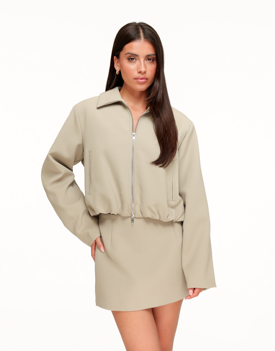KLEDING-WEBSHOP-TAUPE-PREMIUM-ACHTERKANT-DETAIL-JAS-01