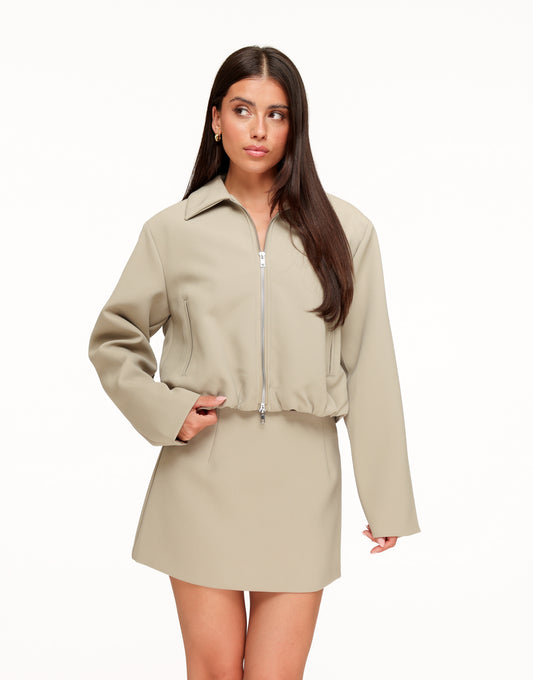 KLEDING-WEBSHOP-TAUPE-PREMIUM-ACHTERKANT-DETAIL-JAS-04