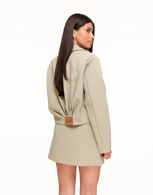 KLEDING-WEBSHOP-TAUPE-PREMIUM-ACHTERKANT-DETAIL-JAS-05