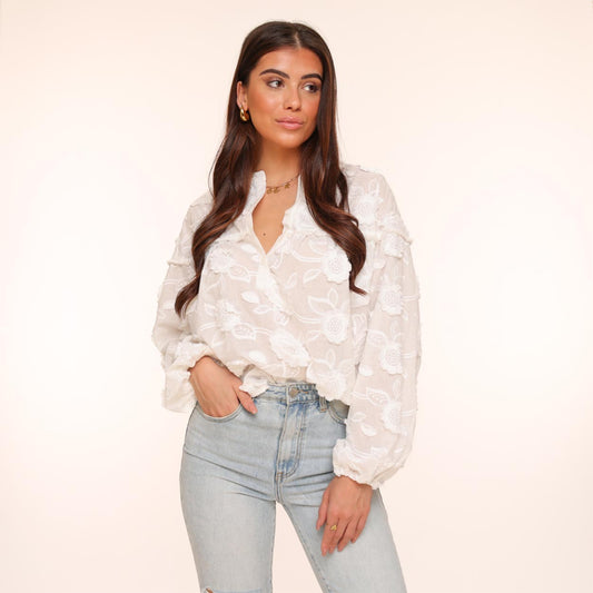    KLEDING-WITTE-GEDETAILLEERDE-BLOEMEN-LANGE-MOUWEN-BLOUSE-LICHTBLAUWE-DENIM-JEANS-SPIJKERBROEK-01