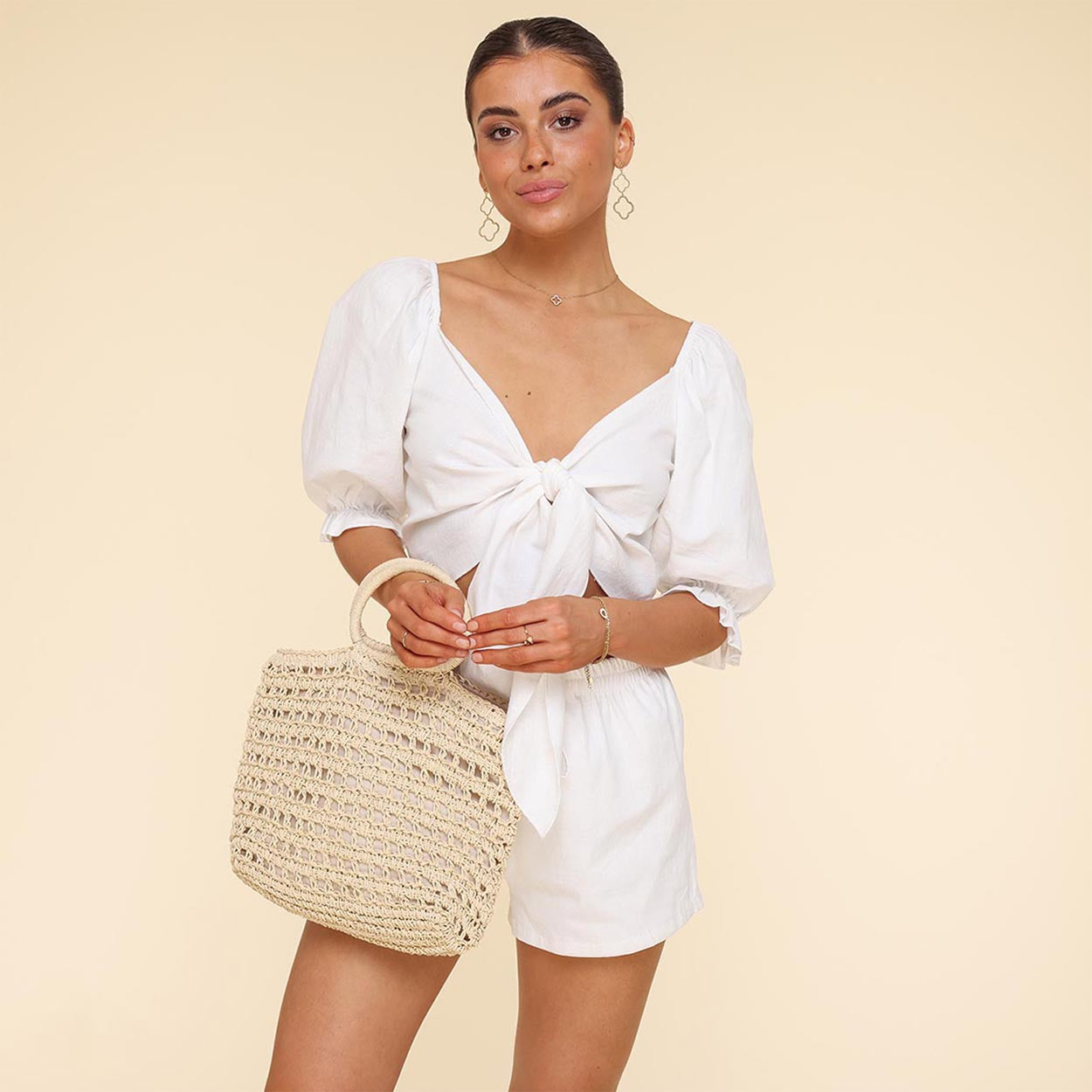  Analyzing image     KLEDING-WITTE-LINNEN-CROPPED-POFMOUWEN-TOP-LINNEN-SHORT-BEIGE-GEHAAKTE-STRANDTAS-TAS-PRIVATELABEL-01_0d530ea6-5ae9-4392-a983-08f76139bb86