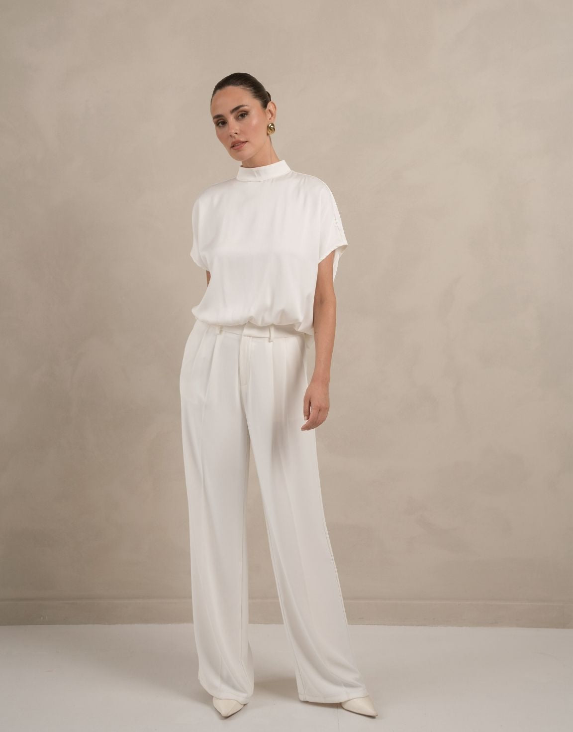 KLEDING-WITTE-SATIJNEN-OPEN-RUG-SS-TOP-WITTE-WIJDE-PANTALON_dc07659b-1ffa-4dcd-86fe-de7004b2fe4c