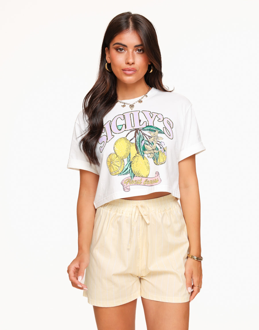  Analyzing image    KLEDING-WITTE-SICILY-CROPPED-TSHIRT-GELE-GESTREEPTE-SHORT-01