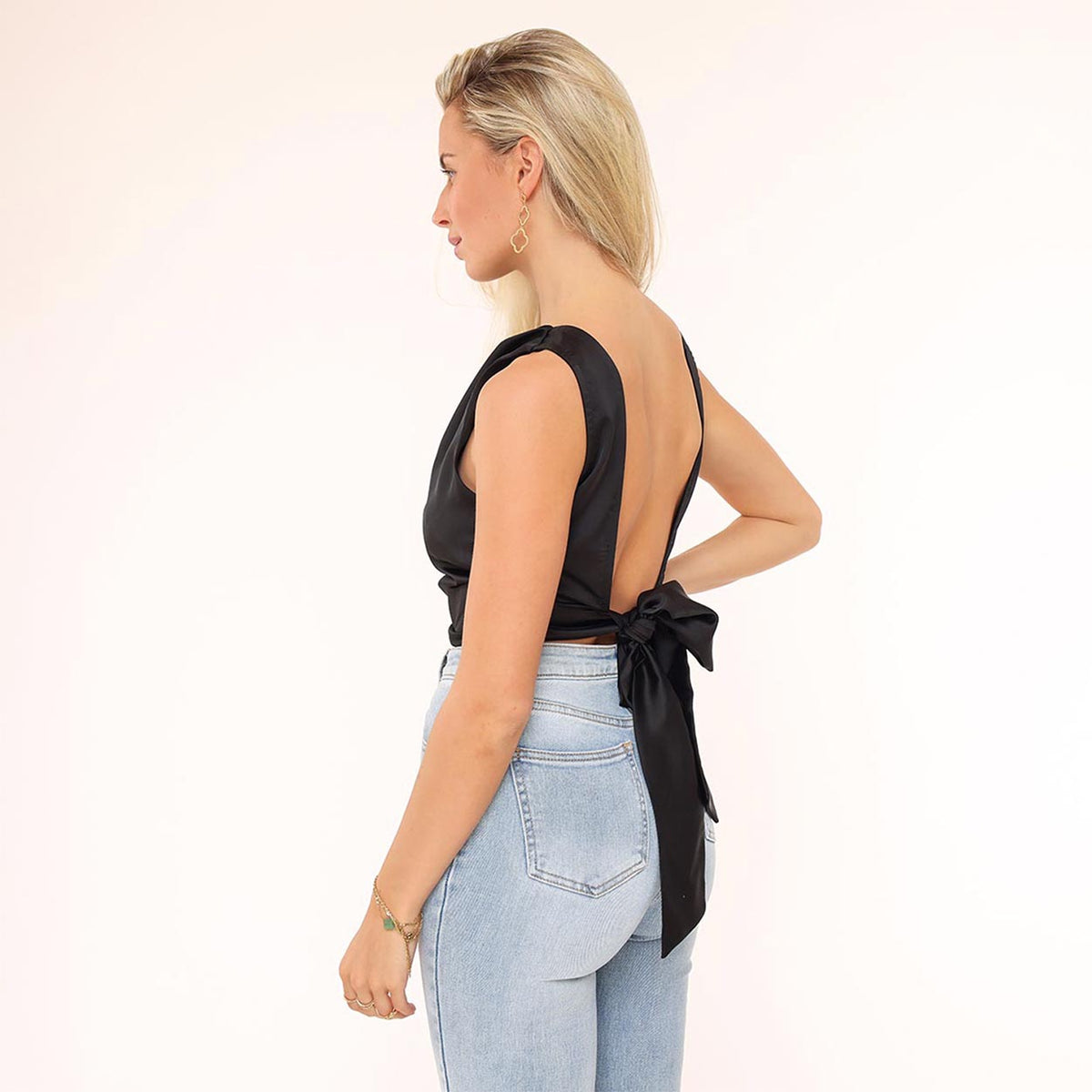 Open Rug Top Zwarte Satijnen Open Rug - Top | Olivia & Kate
