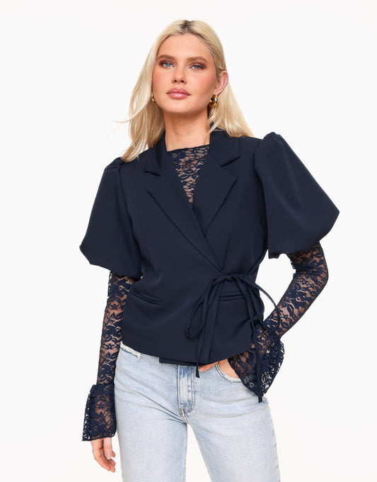 KLEDING-ZWARTE-BRALLETTE-DONKERBLAUWE-UITLOPENDE-KANTEN-TOP-NAVY-POFMOUWEN-KORTE-WIKKEL-BLAZER