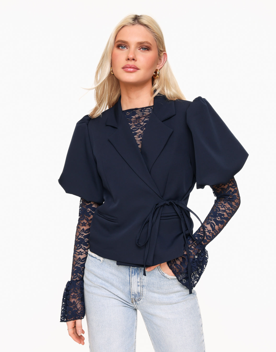 KLEDING-ZWARTE-BRALLETTE-DONKERBLAUWE-UITLOPENDE-KANTEN-TOP-NAVY-POFMOUWEN-KORTE-WIKKEL-BLAZER_b8180d93-287e-4107-a006-e1cf58ac420a