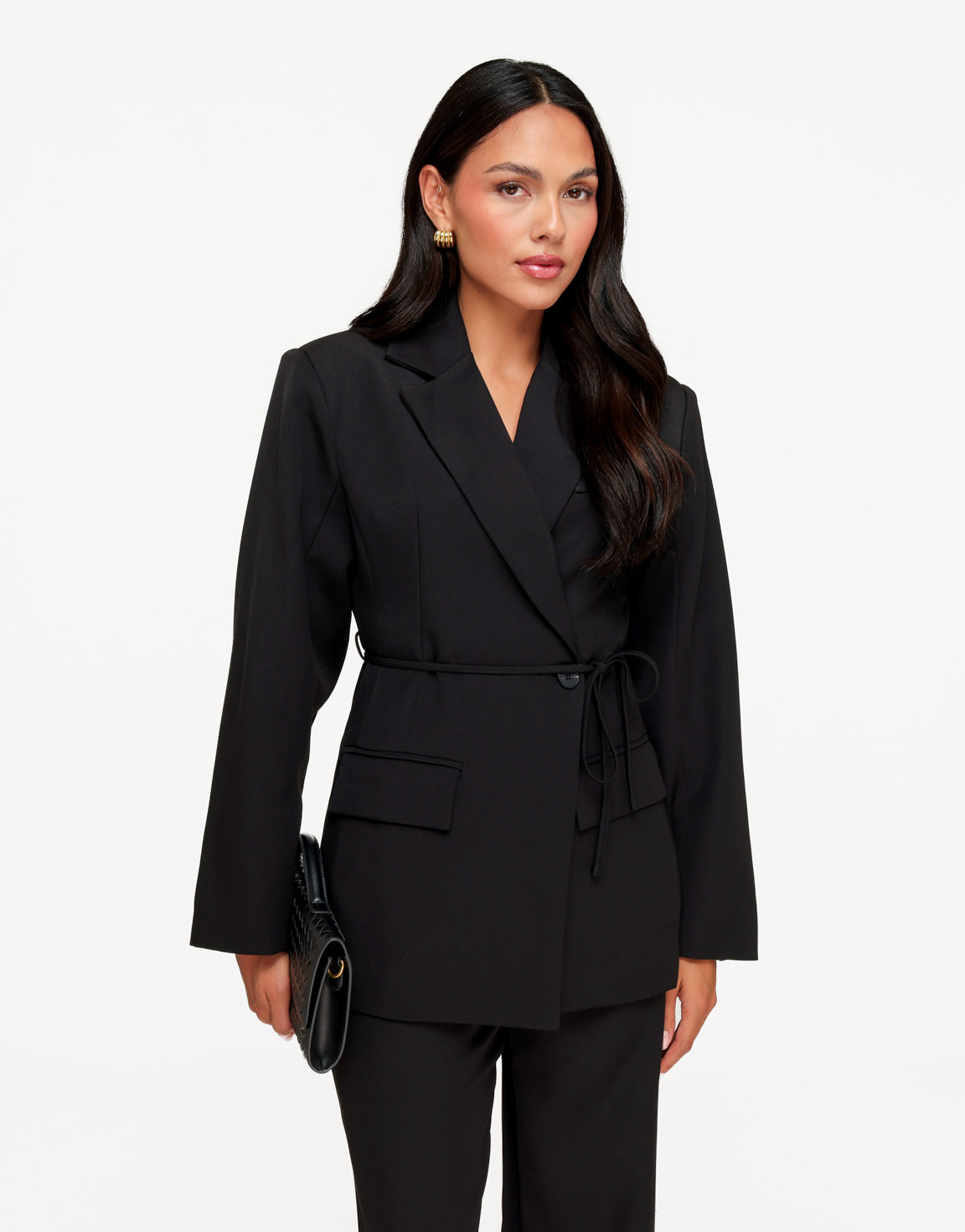 KLEDING-ZWARTE-CEINTUUR-BLAZER-ZWARTE-PANTALON-VOORAANZICHT-01