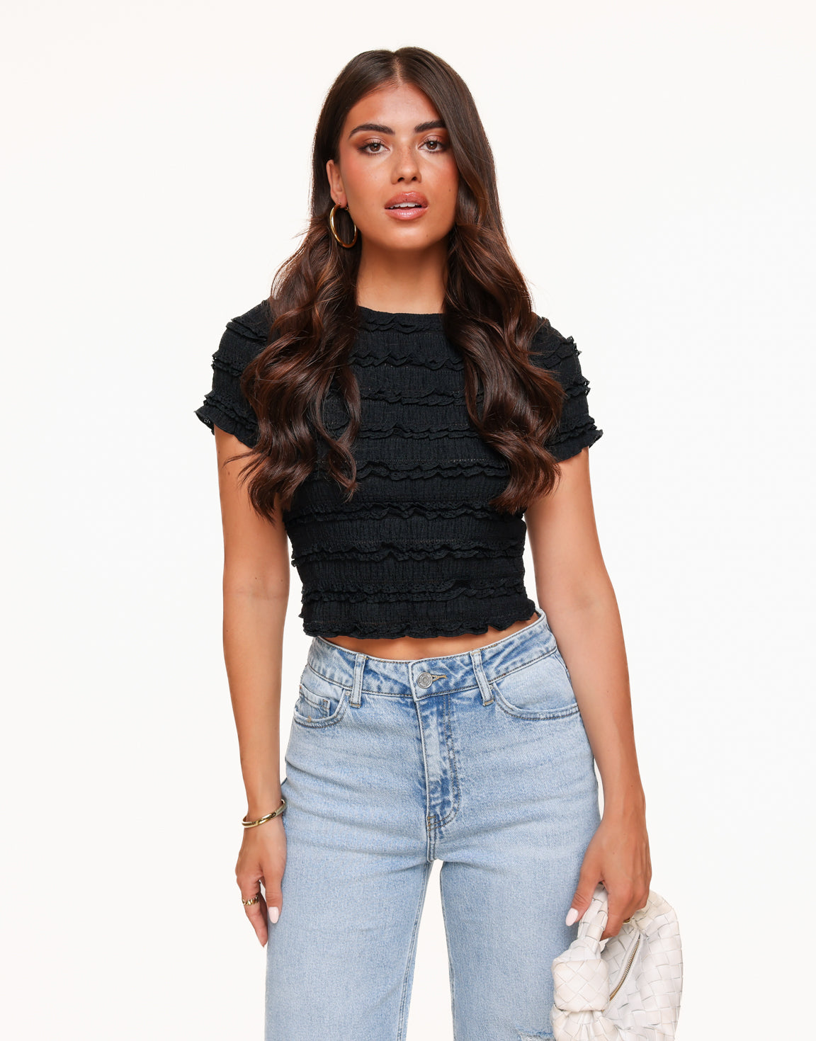 KLEDING-ZWARTE-CROPPED-KORTE-MOUWEN-TOP-LICHTBLAUWE-JEANS-SPIJKERBROEK