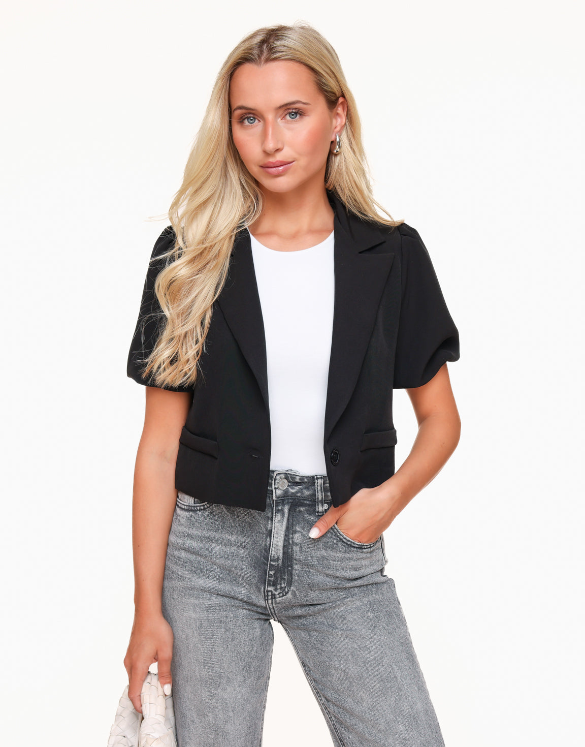 KLEDING-ZWARTE-CROPPED-POFMOUWEN-BLAZER-02