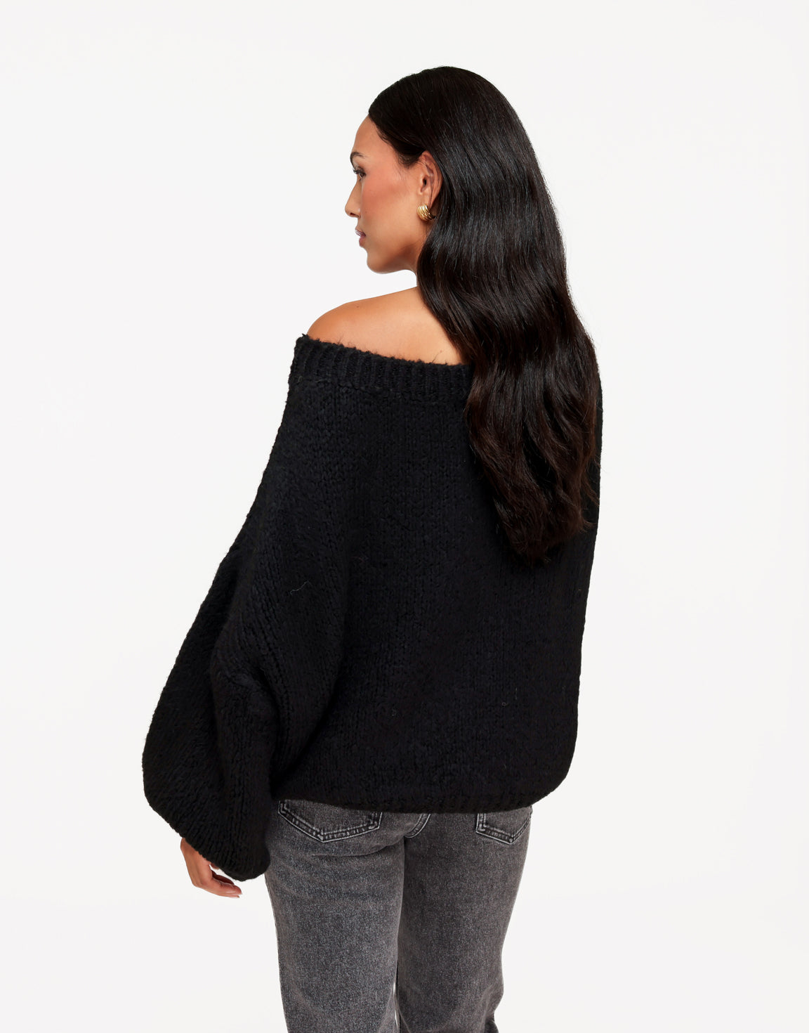 KLEDING-ZWARTE-GEBREIDE-OFF-SHOULDER-TRUI-ACHTERAANZICHT
