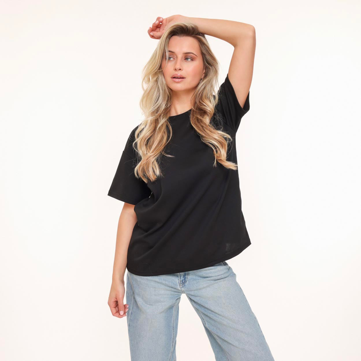     KLEDING-ZWARTE-KORTE-MOUWEN-BASIC-OVERSIZED-TSHIRT-LICHTBLAUWE-JEANS-SPIJKERBROEK