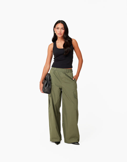 KLEDING-ZWARTE-LAAG-UITGESNEDEN-TOP-ARMY-GROENE-CARGO-BROEK-VOORAANZICHT