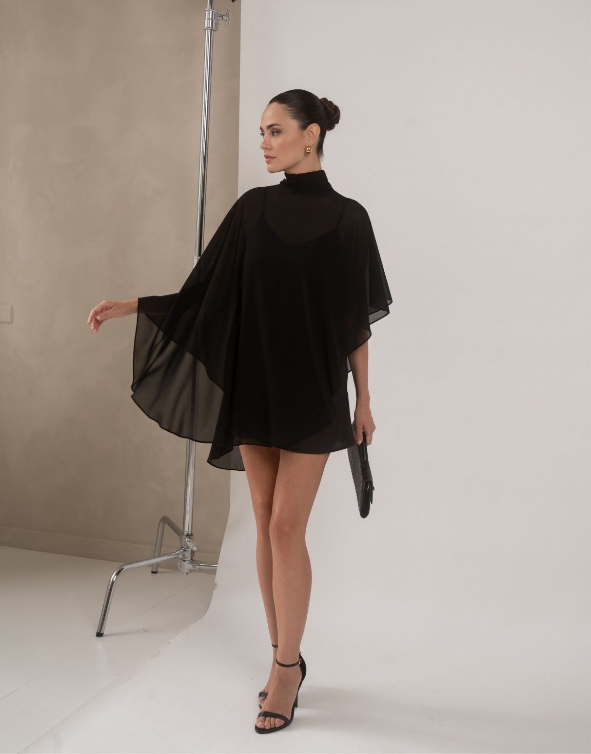 KLEDING-ZWARTE-LOSSE-CAPE-JURK-02