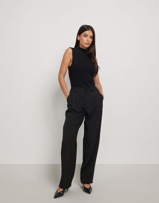 KLEDING-ZWARTE-MOUWLOZE-GEBREIDE-TOP-ZWARTE-PANTALON