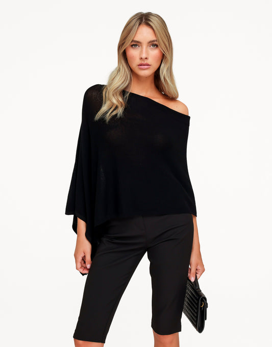 KLEDING-ZWARTE-OVERSLAG-CAPE-TOP-ZWARTE-CAPRI-BROEK-01