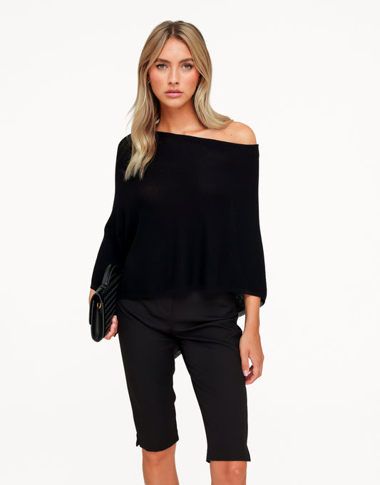 KLEDING-ZWARTE-OVERSLAG-CAPE-TOP-ZWARTE-CAPRI-BROEK-02