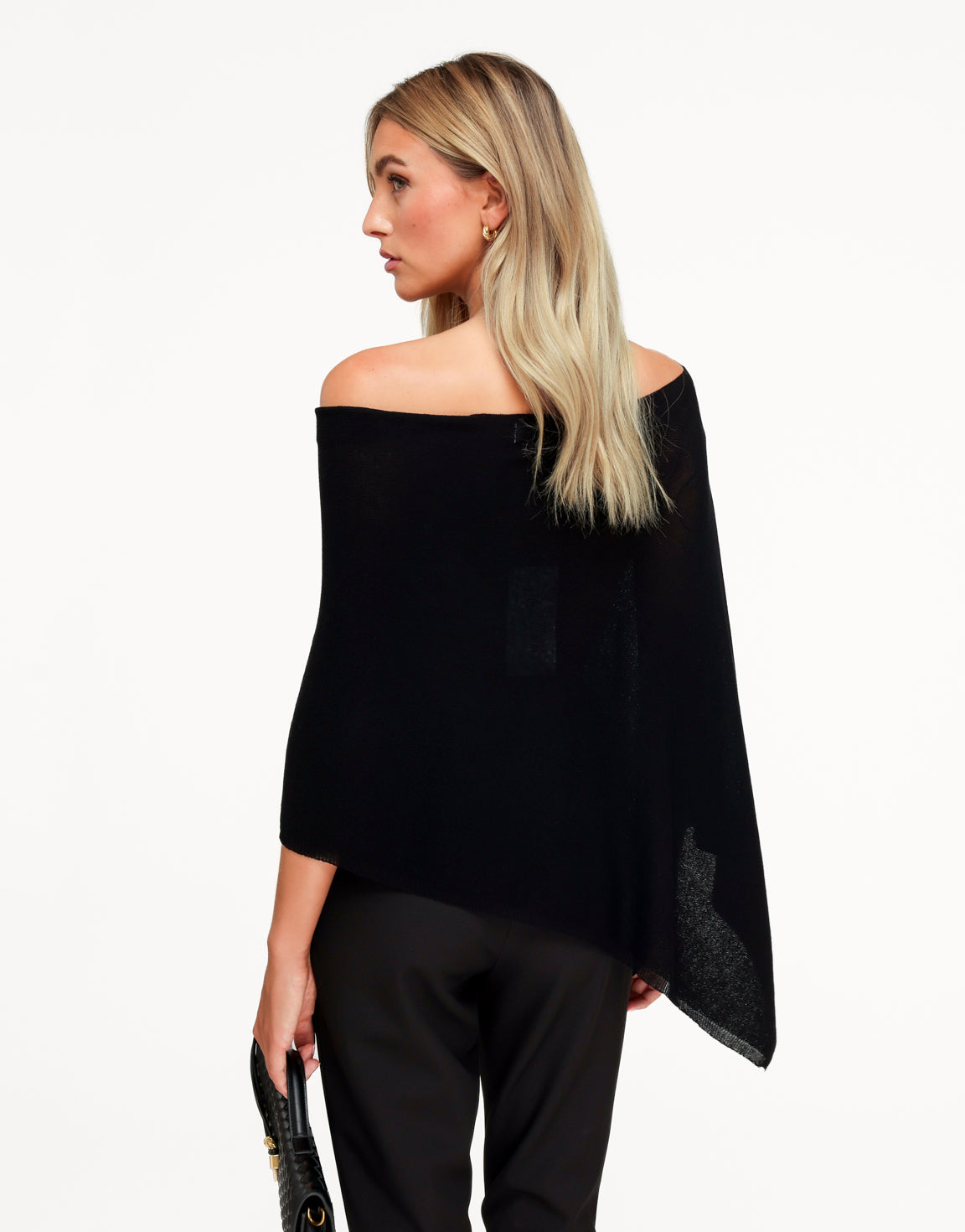 KLEDING-ZWARTE-OVERSLAG-CAPE-TOP-ZWARTE-CAPRI-BROEK-03
