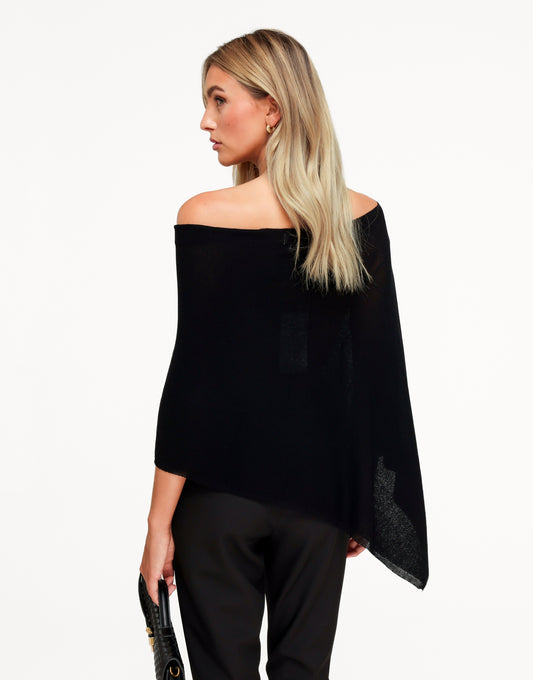 KLEDING-ZWARTE-OVERSLAG-CAPE-TOP-ZWARTE-CAPRI-BROEK-03