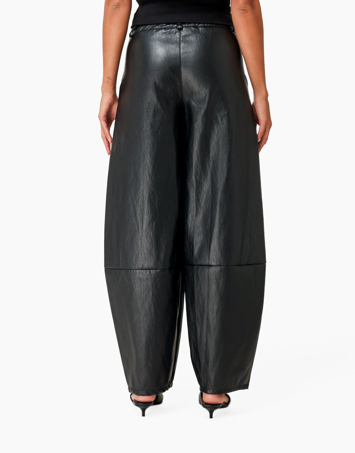 KLEDING-ZWARTE-PU-LEREN-BALLON-DETAIL-BROEK-ACHTERAANZICHT-01
