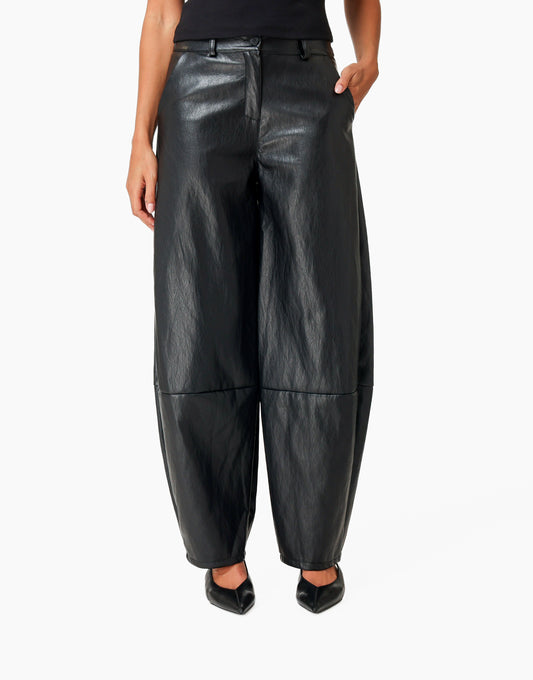 KLEDING-ZWARTE-PU-LEREN-BALLON-DETAIL-BROEK-VOORAANZICHT