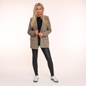       KLEDING-ZWARTE-PU-LEREN-LOOK-LEGGING-ZWARTE-BASIC-TOP-GROENGRIJZE-RECHTE-BLAZER-01_db67e9b1-3fc6-41c9-884c-61f2dac4c6ec_1