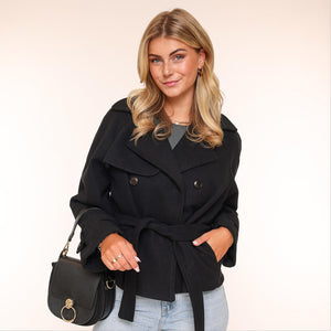       KLEDING-ZWARTE-WOLLEN-KORTE-TRENCH-LANGE-MOUWEN-JAS-ZWARTE-RONDE-LEREN-GOUDEN-GESP-TAS_fa1bdea6-aeff-44cc-a1a0-cf69205f64e6