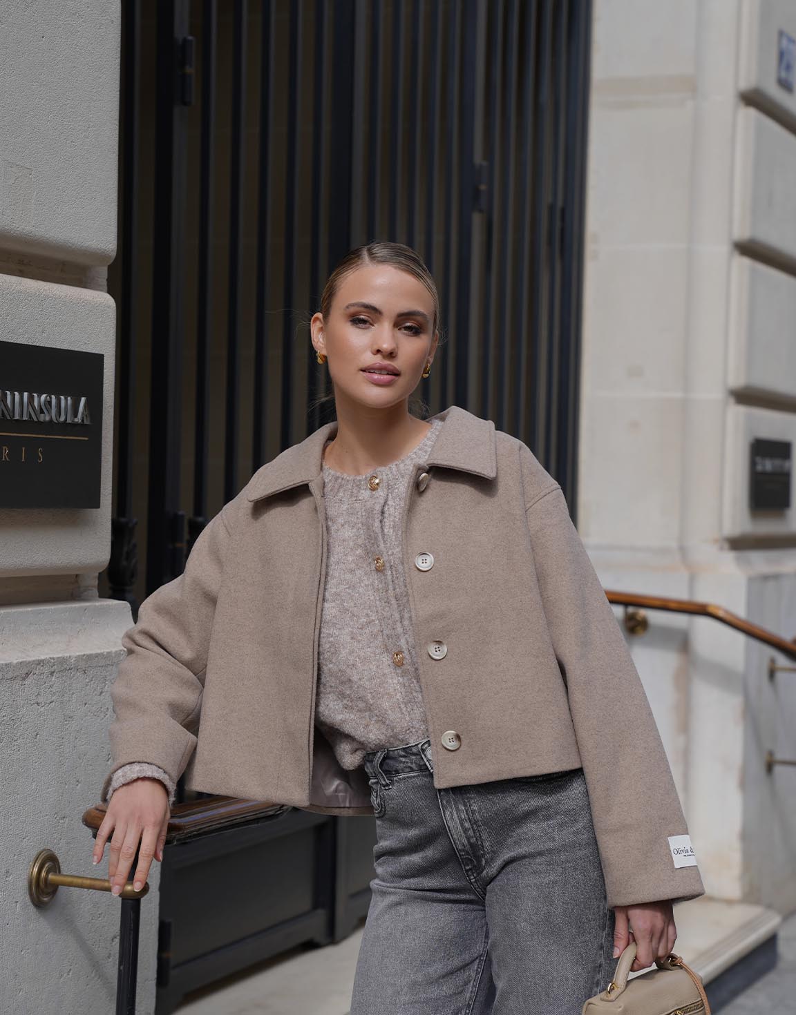 Naamloos-1_0001_CLOTHING-TAUPE-KNITTED-HIGH-NECK-JACKET-TAUPE-SHORT-BASIC-COAT-JACKET-GREY-WIDE-DENIM-TROUSERS-TAUPE-RIGHTHO