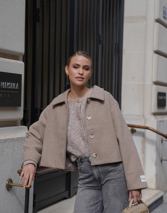 Naamloos-1_0001_CLOTHING-TAUPE-KNITTED-HIGH-NECK-JACKET-TAUPE-SHORT-BASIC-COAT-JACKET-GREY-WIDE-DENIM-TROUSERS-TAUPE-RIGHTHO