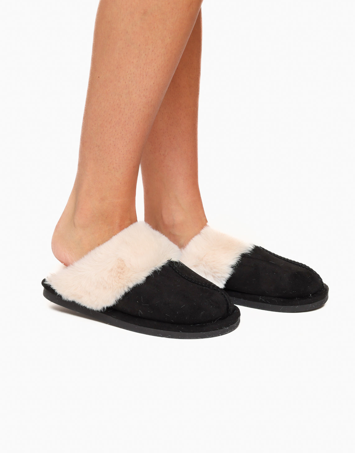 SCHOENEN-ZWARTE-FLUFFY-PANTOFFELS
