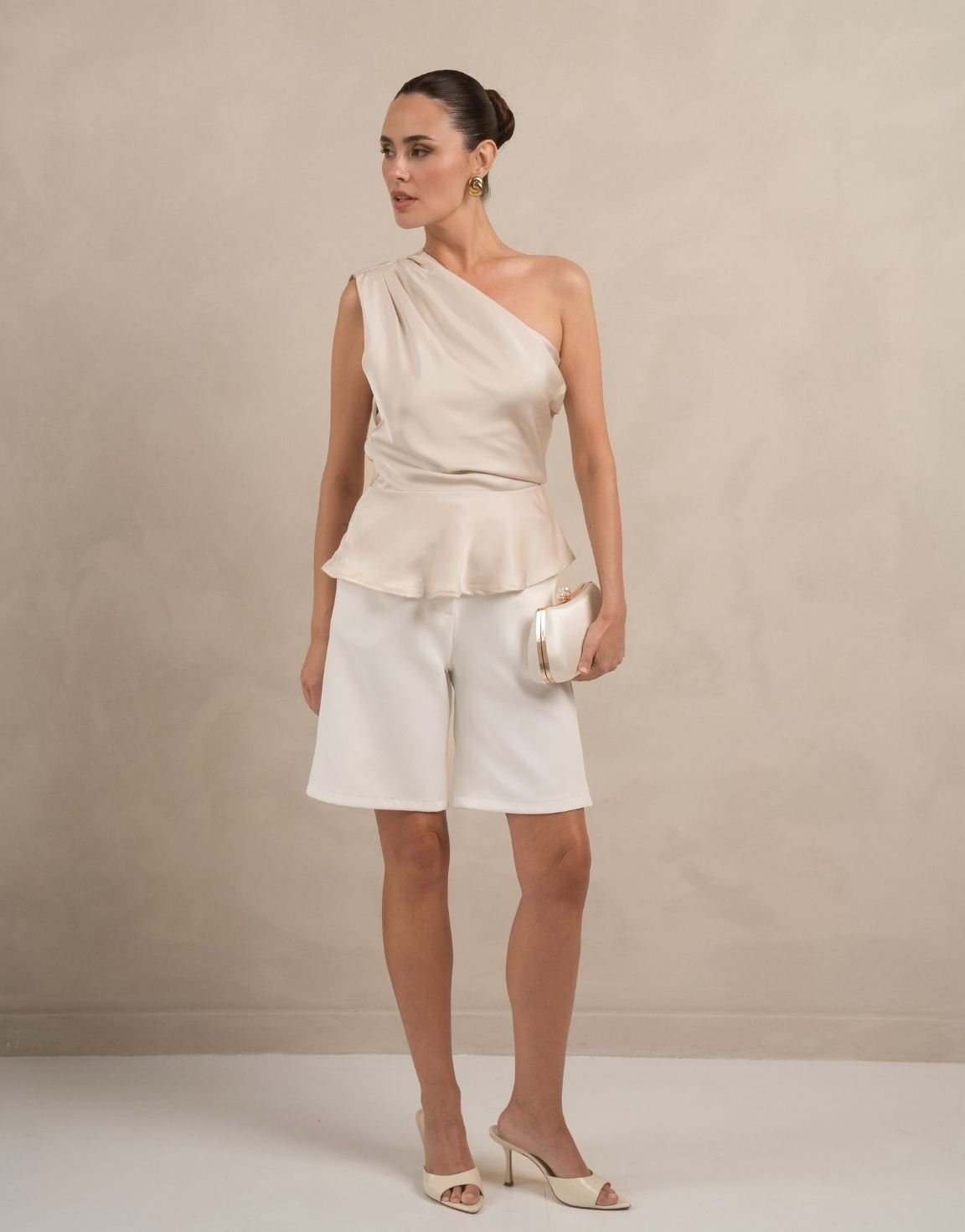 Beige One Shoulder Flowy Onderkant - Top - Olivia & Kate