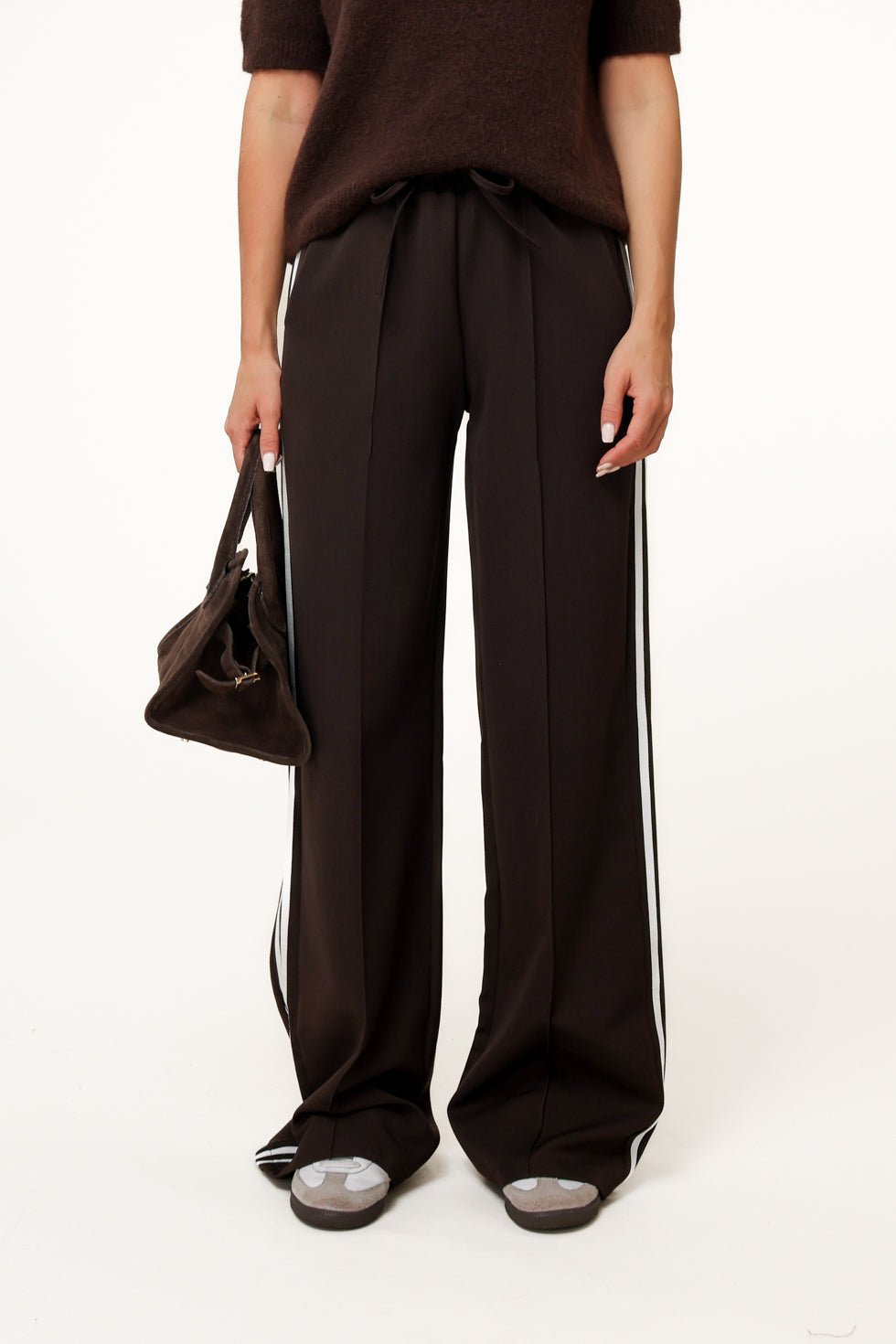 Donkerbruine Loszittende Witte Strepen - Broek - Olivia & Kate