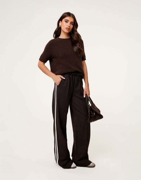 Donkerbruine Loszittende Witte Strepen - Broek - Olivia & Kate