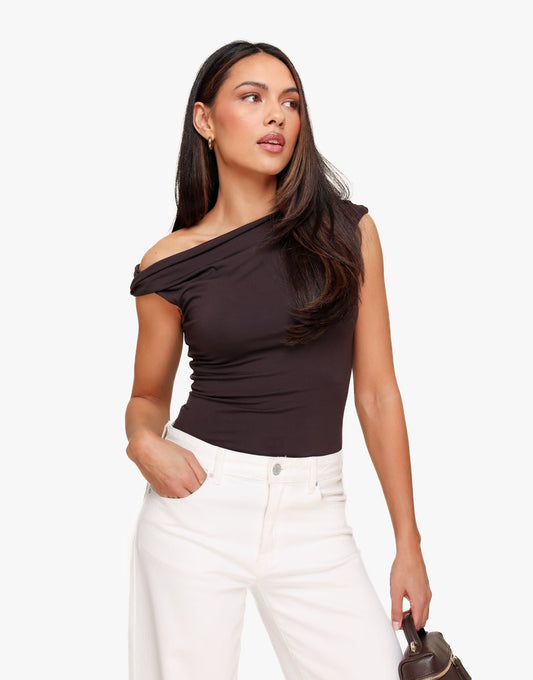 Donkerbruine One Shoulder Mouwloze - Top - Olivia & Kate