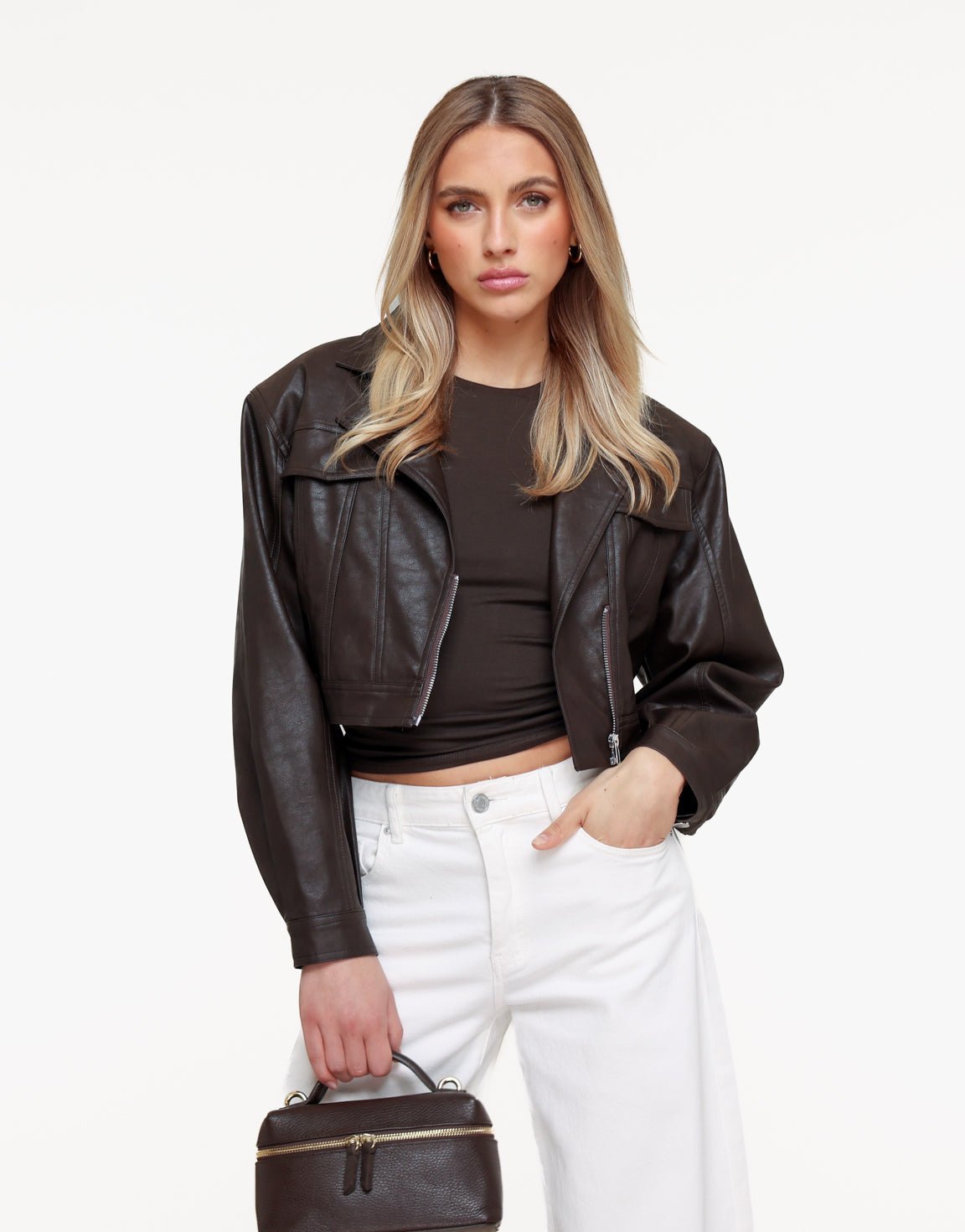 Donkerbruine PU Cropped Biker Jas + Witte Ballon Spijkerbroek - Set - Olivia & Kate