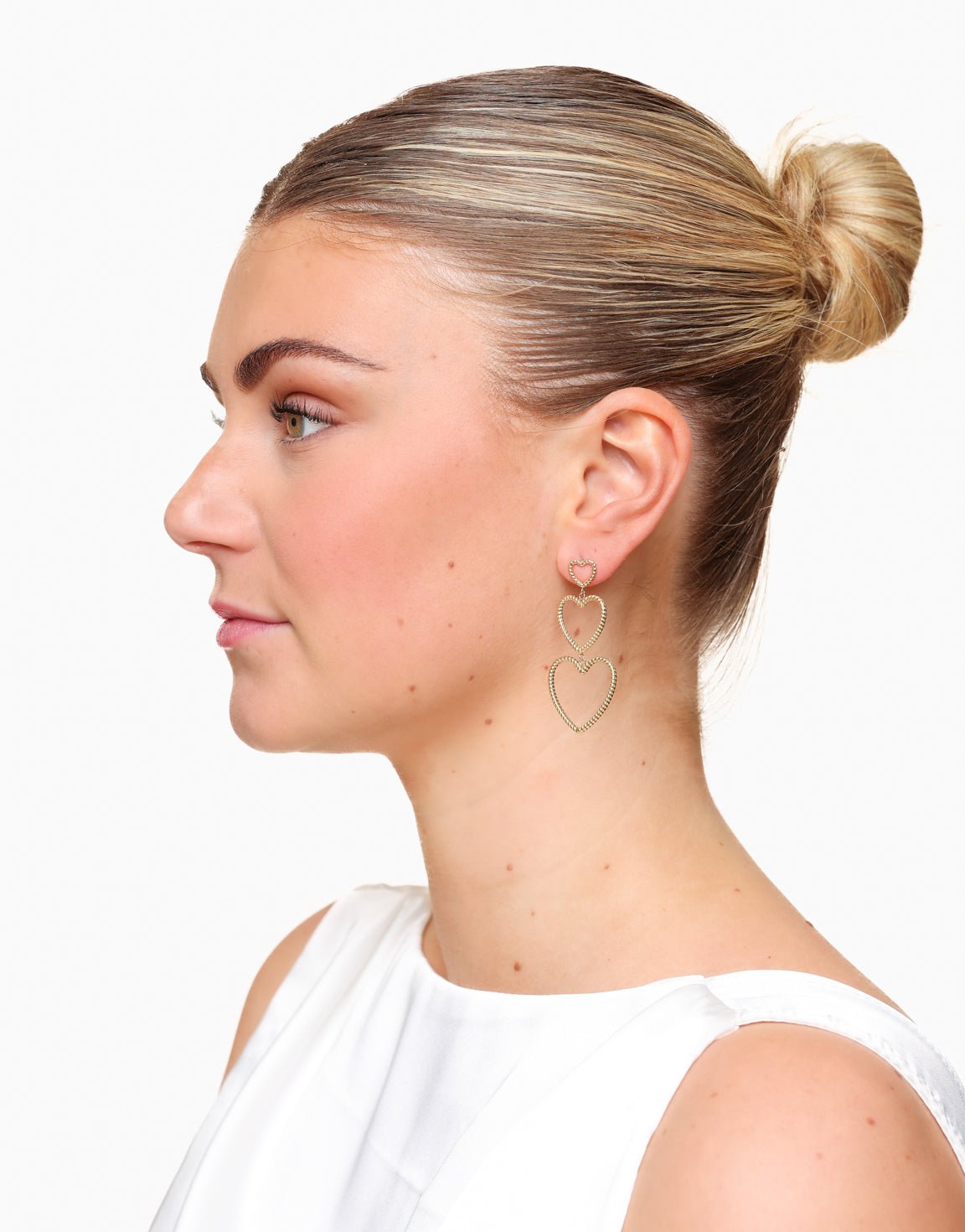 Gouden Gedetailleerde Open Rij Hartjes - Oorbellen - Olivia & Kate