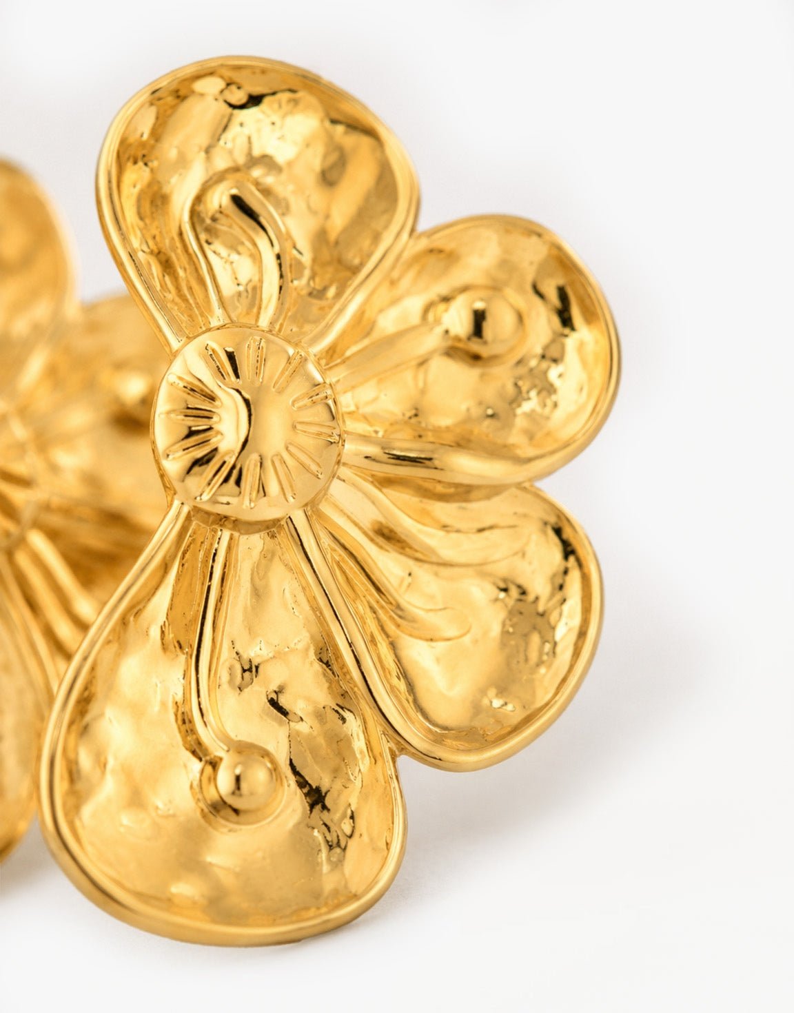Gouden Halve Bloemen - Oorbellen - Olivia & Kate