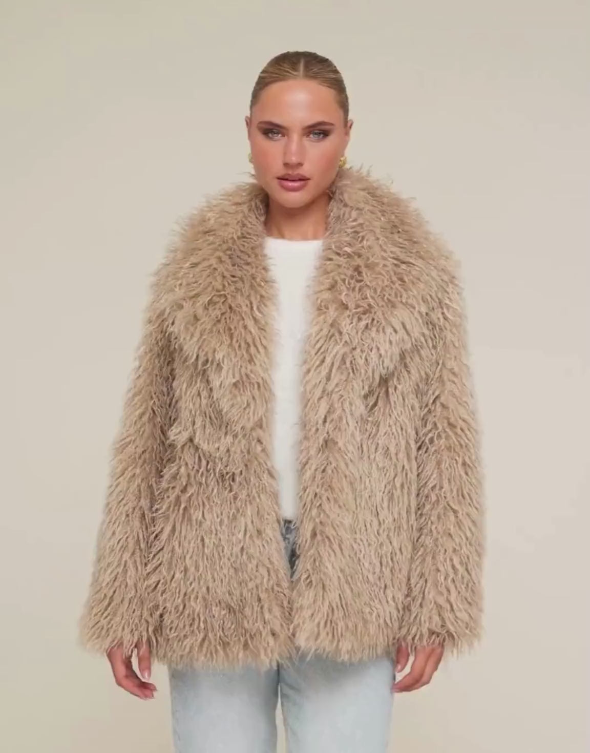 KLEDING-BEIGE-KORTE-FLUFFY-JAS_d0d597de-0efa-4c11-b2b9-f6de2bf920ce

