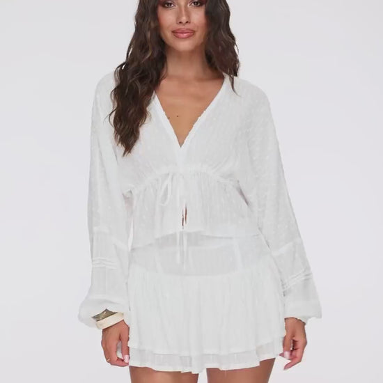 KLEDING-WITTE-VHALS-DETAIL-BLOUSE-SKORT

