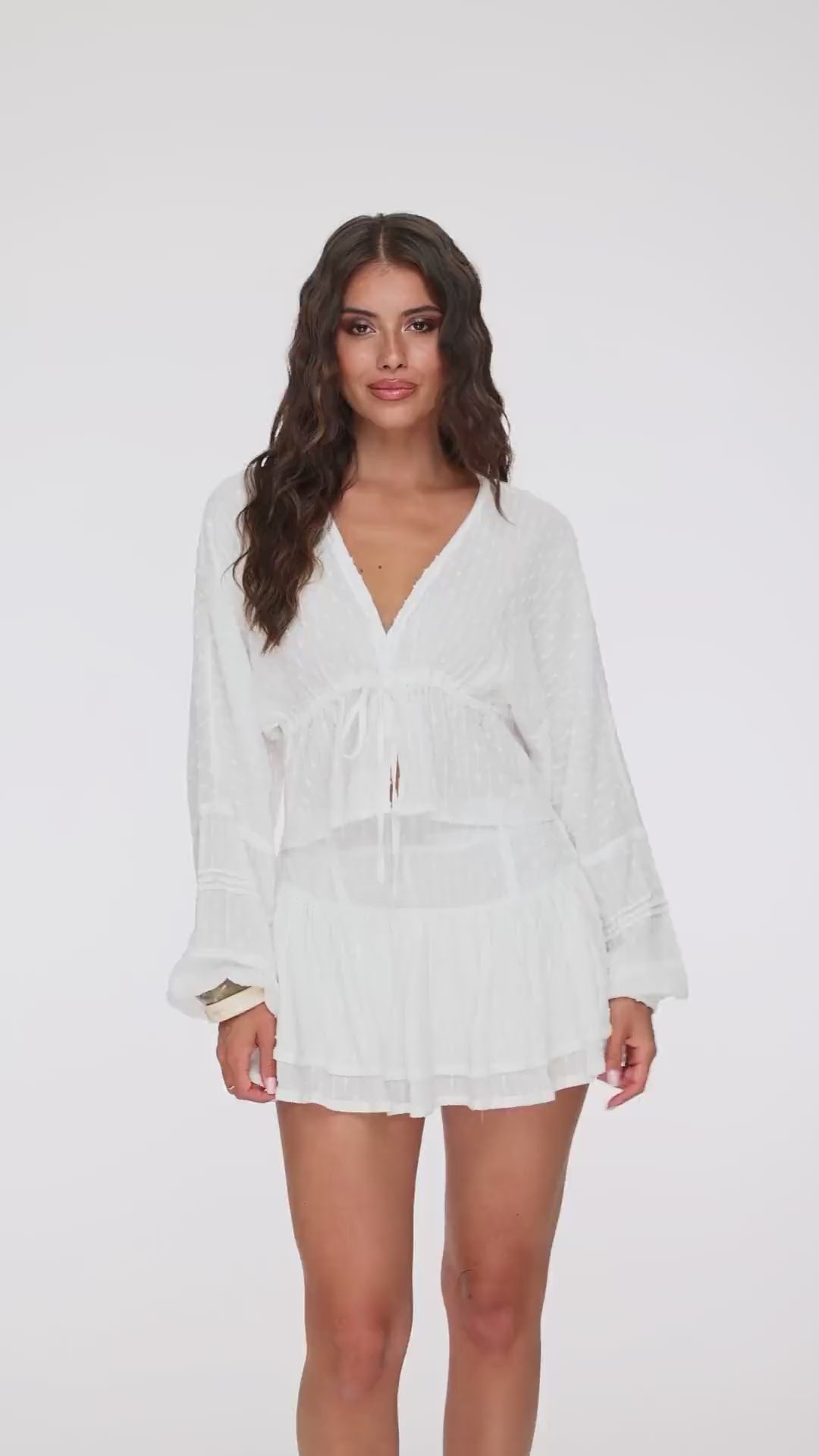 KLEDING-WITTE-VHALS-DETAIL-BLOUSE-SKORT

