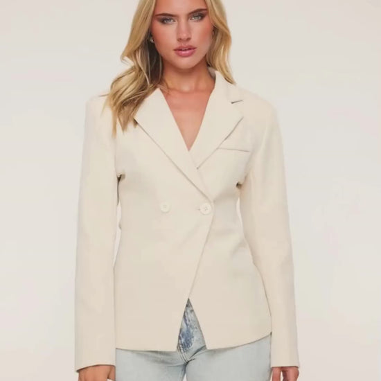 KLEDING-BEIGE-CLASSIC-GETAILLEERDE-BLAZER

