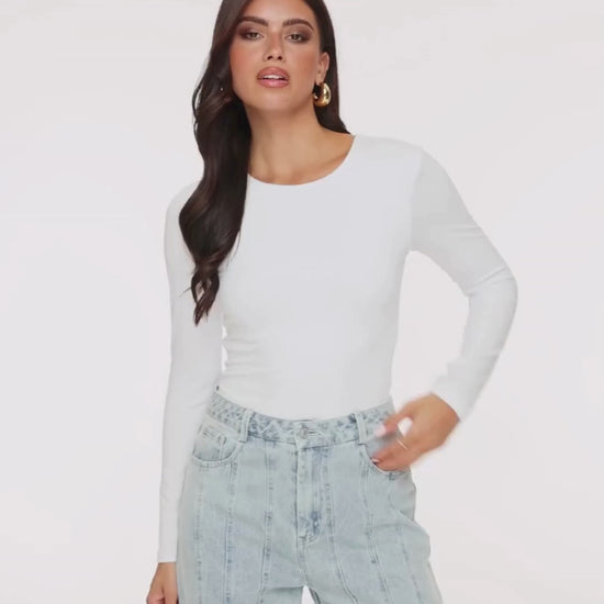 KLEDING-WITTE-BASIC-LANGE-MOUWEN-TOP-DONKERBLAUWE-DENIM-SCHUINE-KNOPEN-SPIJKERBROEK_60639eb2-9646-428b-a273-32f14dd3b946