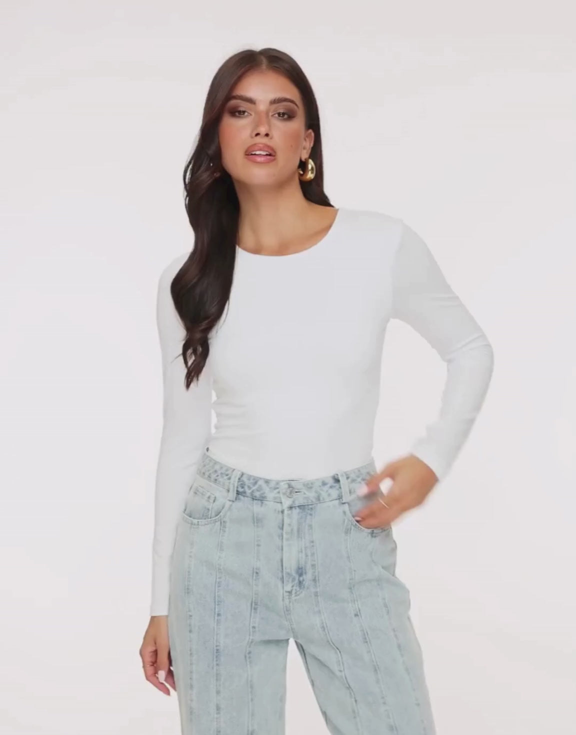 KLEDING-WITTE-BASIC-LANGE-MOUWEN-TOP-DONKERBLAUWE-DENIM-SCHUINE-KNOPEN-SPIJKERBROEK_60639eb2-9646-428b-a273-32f14dd3b946