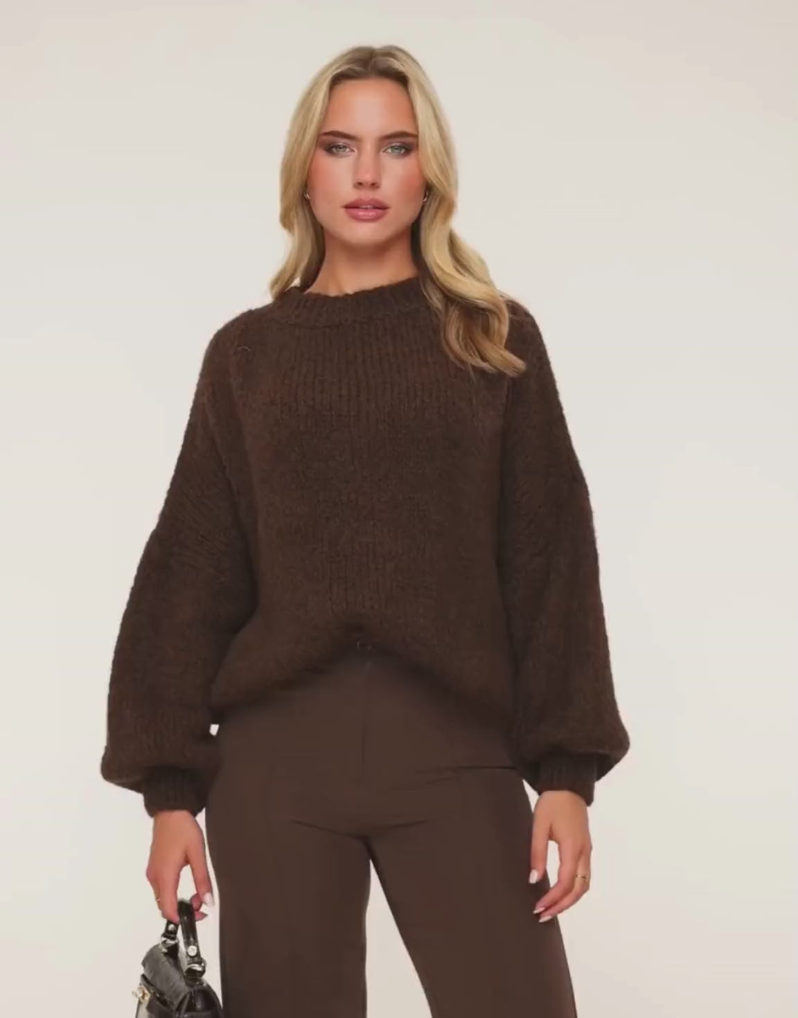 KLEDING-DONKERBRUINE-WOLLEN-GEBREIDE-TRUI

