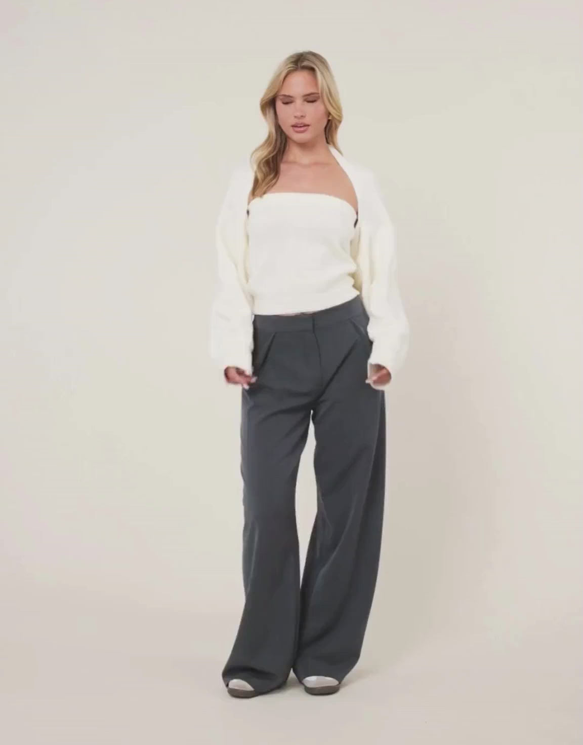 grijzeplooienpantalon:cremegebreidetubetopenvest