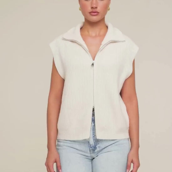 KLEDING-BEIGE-GEBREIDE-RITS-GILET_2ebf550a-0a0c-4120-8d42-e28deb22be12

