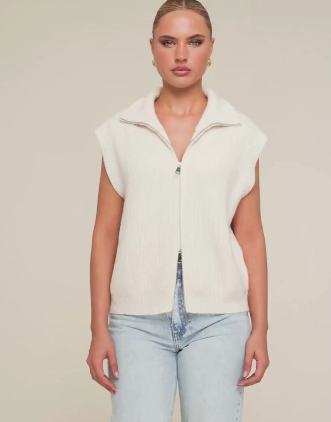 KLEDING-BEIGE-GEBREIDE-RITS-GILET_2ebf550a-0a0c-4120-8d42-e28deb22be12

